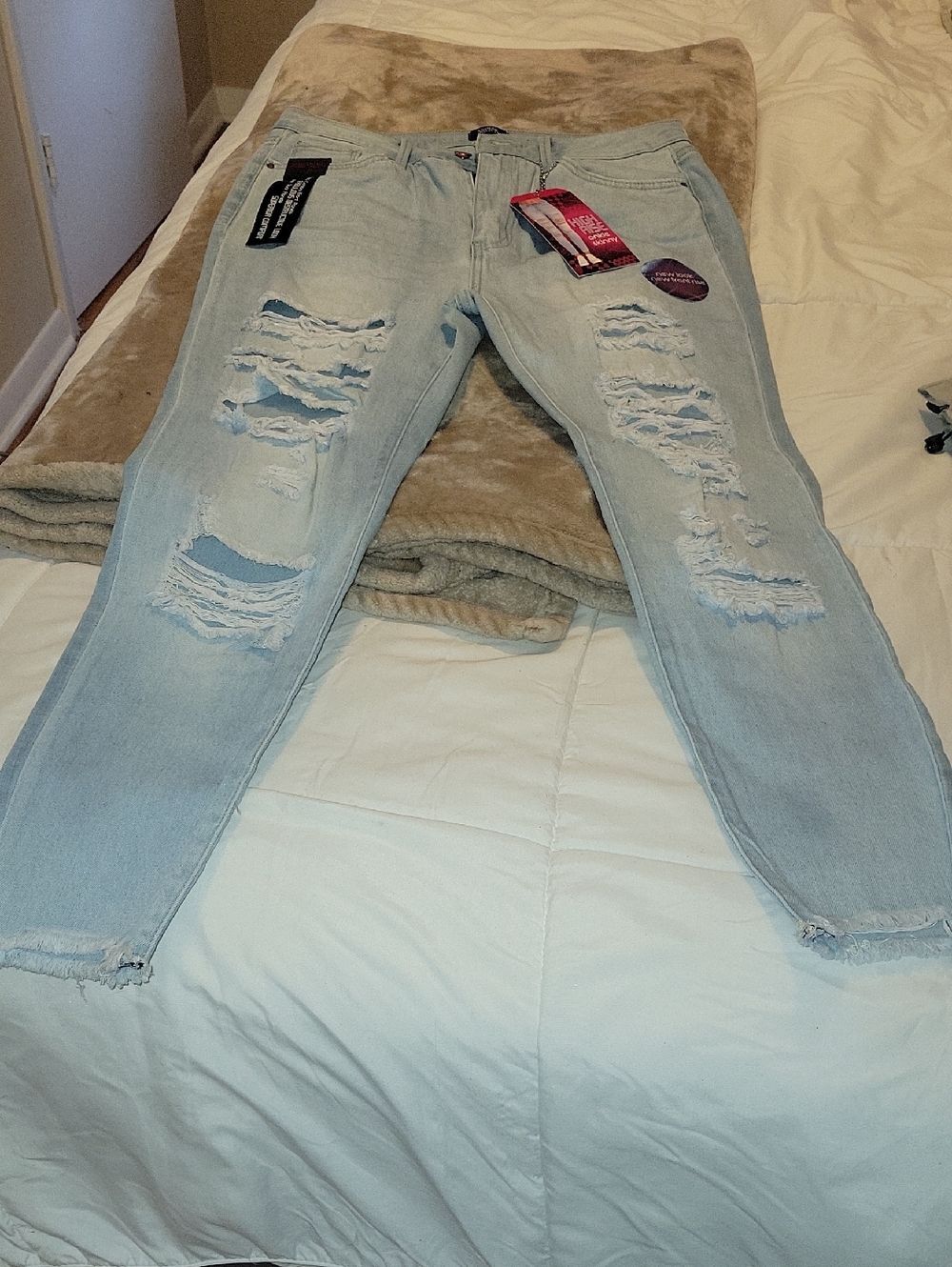 Light Wash Distressed Women’s Jeans - Slim Fit